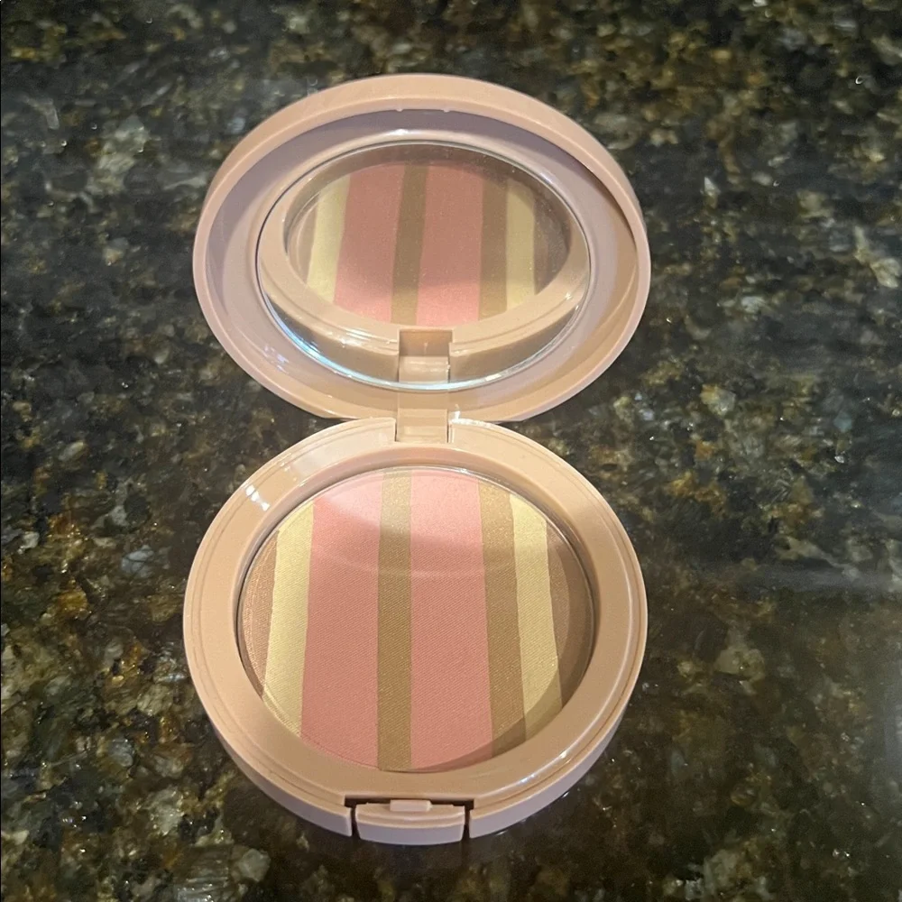 Belle Beauty by Kim Gravel- Island Blush Bronzer
